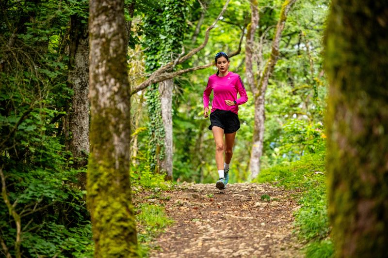 Corredor haciendo series cortas en cuesta para ganar potencia y mejorar en trail running.