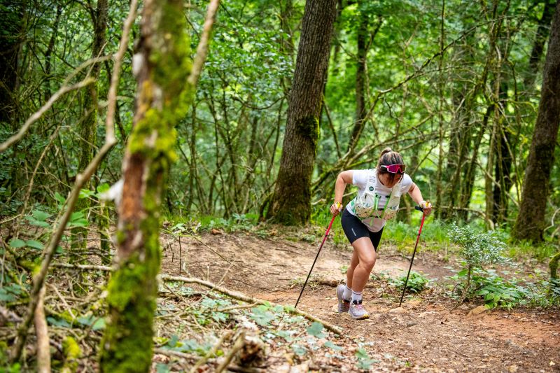 Corredor realizando series en cuesta largas para construir resistencia en trail running.