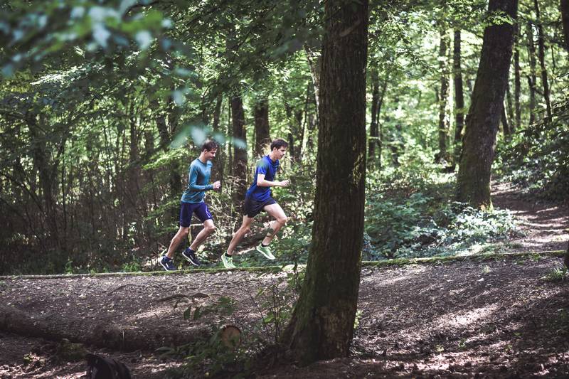 Corredor haciendo series de cuestas en asfalto para ganar potencia y mejorar tecnica