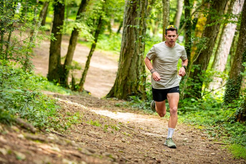 Corredor de trail running haciendo series en cuesta para mejorar potencia y resistencia