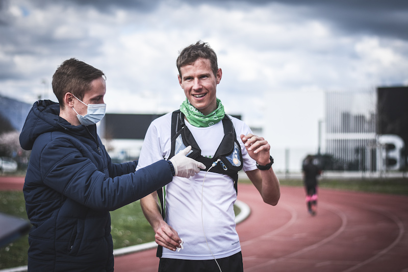 Corredor en pista realizando test incremental de VO2max para definir zonas de entrenamiento.