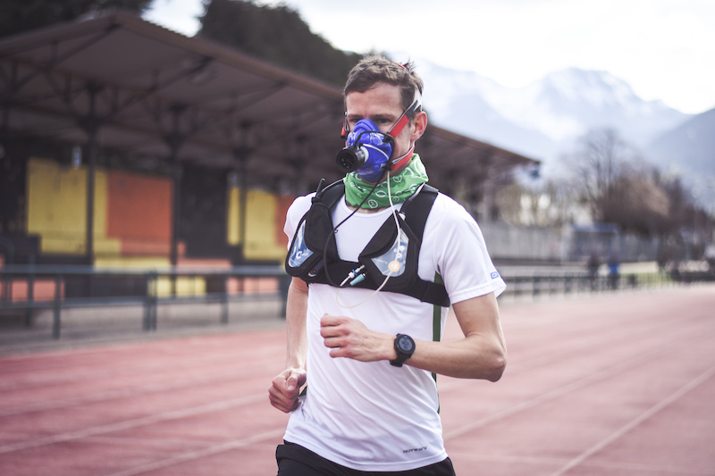 Corredor realizando test de VO2max en pista para definir zonas de entrenamiento y rendimiento.
