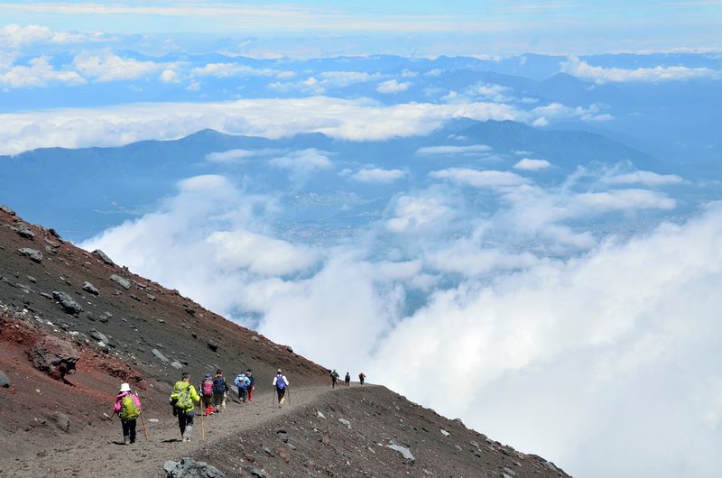 Corredor de trail running en ultra trail extremo, rutas épicas de montaña para valientes.