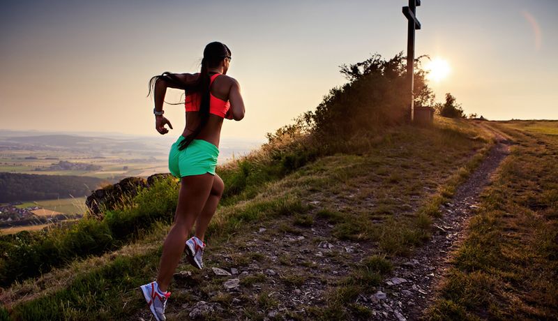 Corredor de trail running en ultra trail de montaña, ruta épica y dura para valientes.