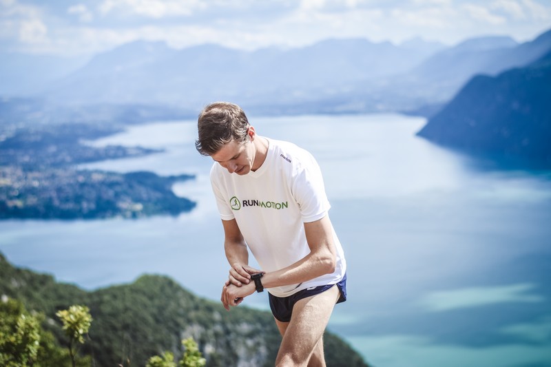 Corredor variando entrenamientos de running según plan, VMA y consejos para mejorar corriendo.