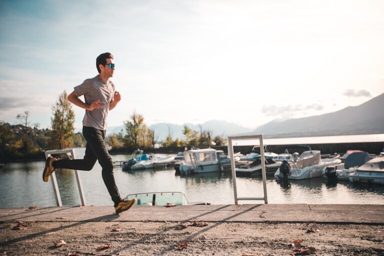 Hombre corriendo junto al lago para perder peso