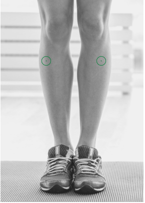 Runner haciéndose automasaje en piernas para recuperar más rápido, reducir agujetas y prevenir lesiones.