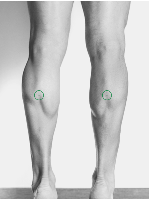 Runner realizando automasaje de recuperación para reducir agujetas y prevenir lesiones tras correr.