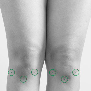 Runner realizando automasaje de piernas para recuperación rápida, reducir agujetas y prevenir lesiones.