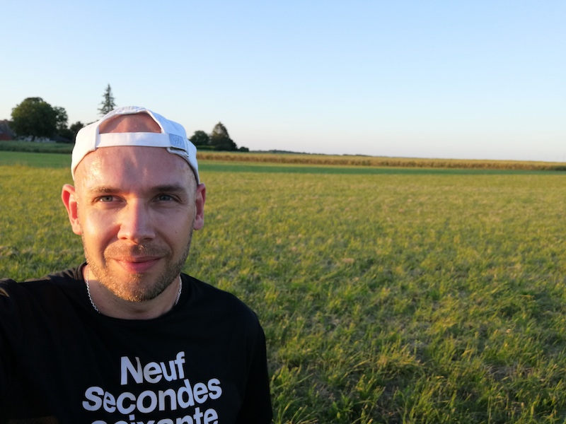 Corredor entrenando para bajar de 40 minutos en 10K con RunMotion Coach y plan personalizado.