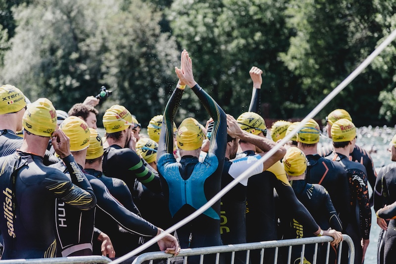 Bolsa de triatlón organizada con checklist y trucos de rendimiento para nadar, ciclismo y correr sin fallos.