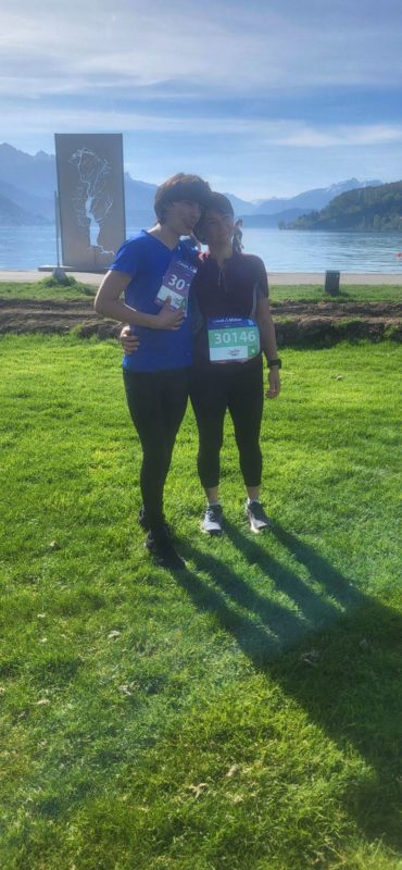 Corredor entrenando de 5K a 10K junto al Lago de Annecy para preparar maratón.