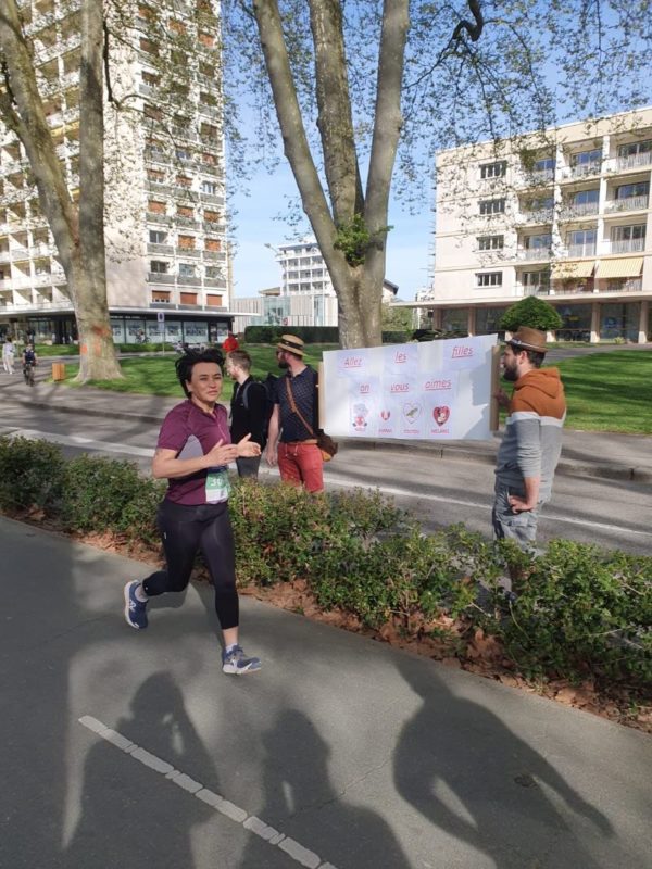 Corredor pasa de 5K a 10K junto al Lago de Annecy, preparando su maratón.