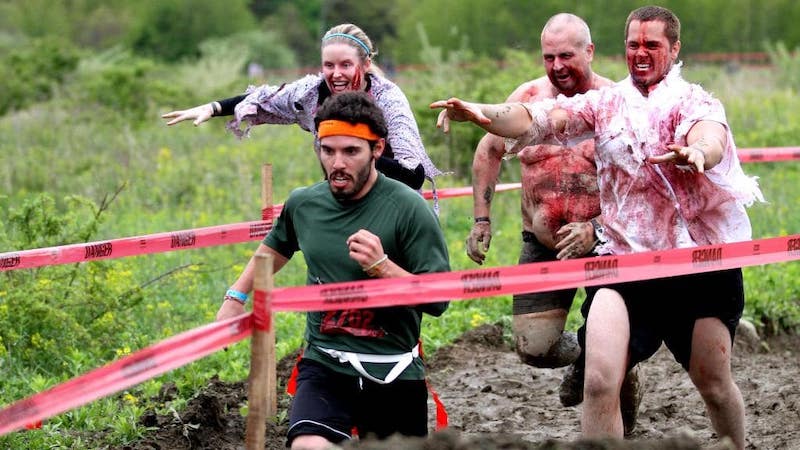Runners y triatletas corriendo en la aterradora carrera Run for Your Lives, una de las mas insolitas.