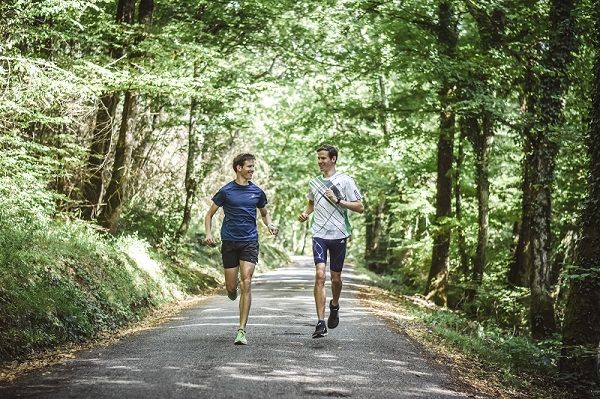 Corredor entrenando para mejorar salud, rendimiento y motivación con cinco razones para correr.