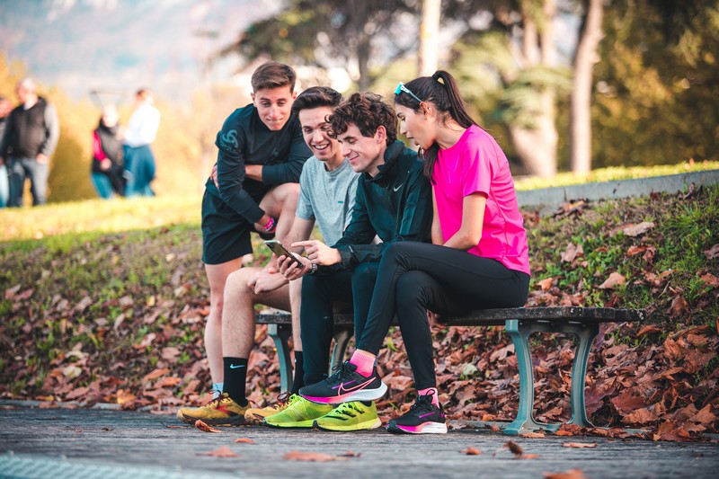 Corredor usando app de coach running online para mejorar rendimiento y planificar entrenamientos.
