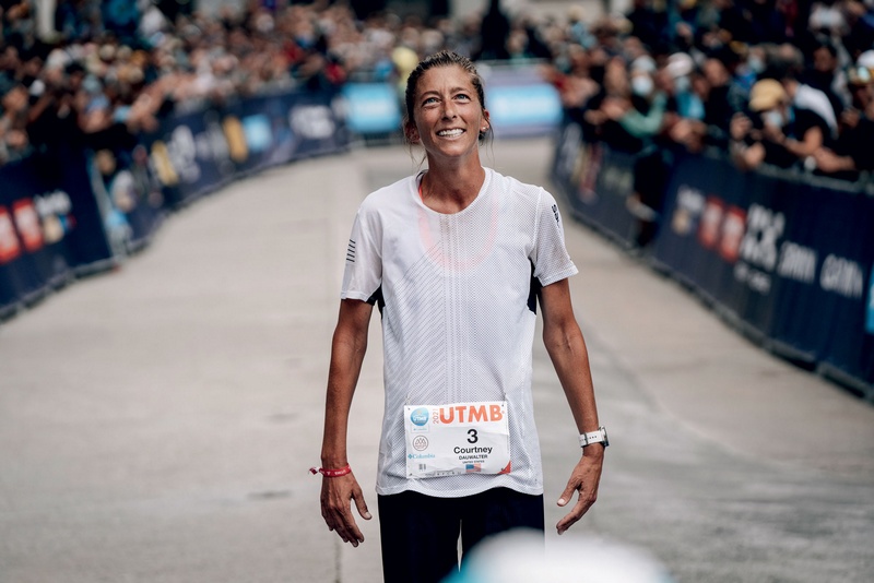 Courtney Dauwalter, ultratrailer apasionada, celebra récords en Western States y Hardrock en montaña.