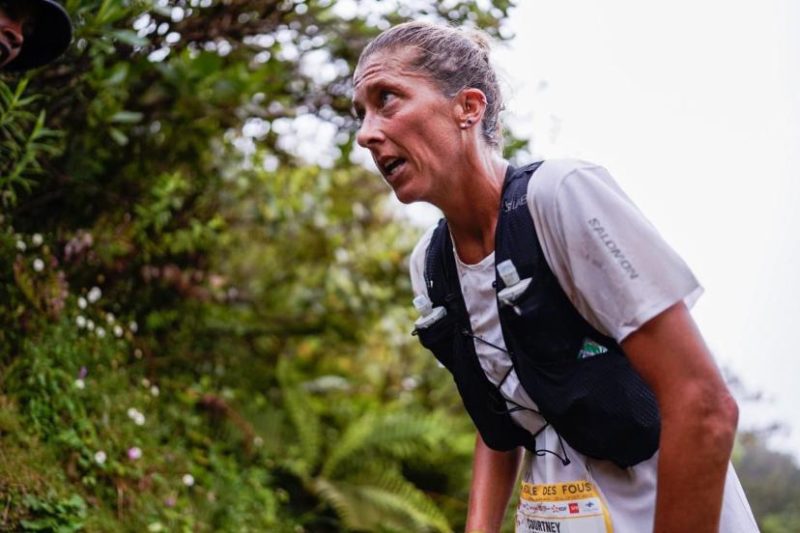 Courtney Dauwalter corriendo ultratrail, reina que rompe récords en Western States y Hardrock.
