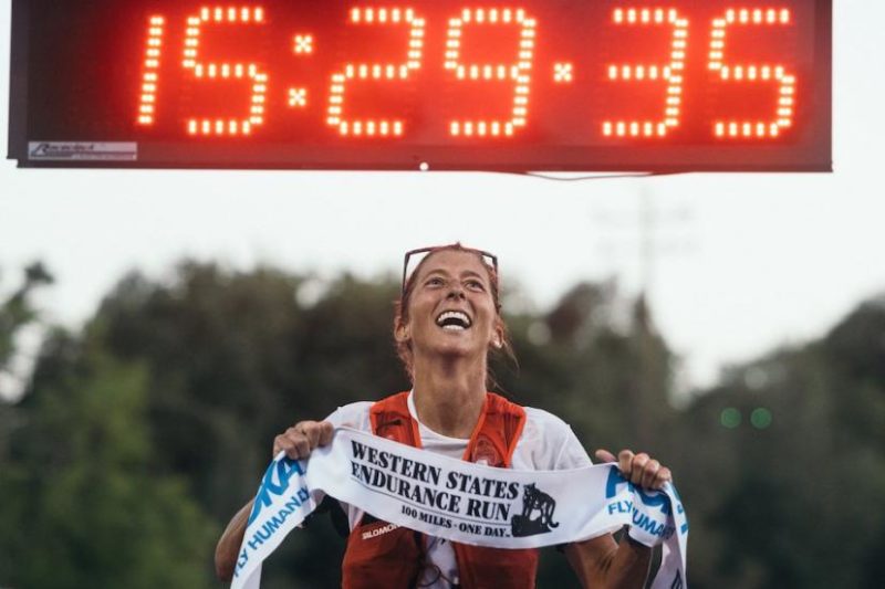 Courtney Dauwalter corriendo ultratrail, reina del trail running, batiendo récords en Western States y Hardrock.
