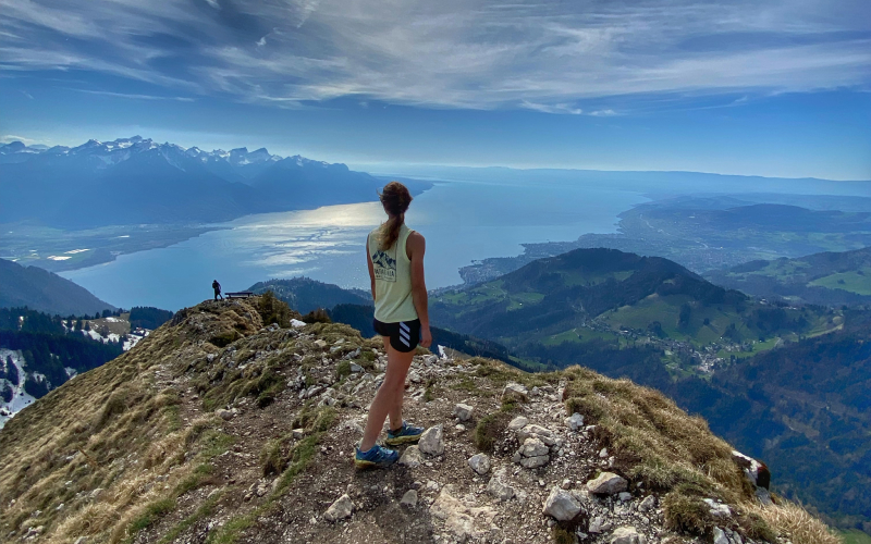 Corredor de trail running asciende al Dent de Jaman desde Caux, Suiza, ruta alpina épica.