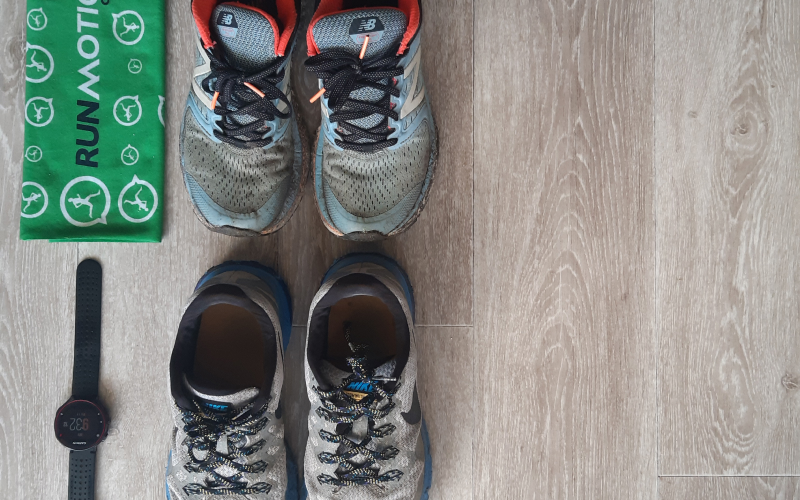 Runner entrenando en casa con ejercicios de fuerza y cardio para mejorar el rendimiento.