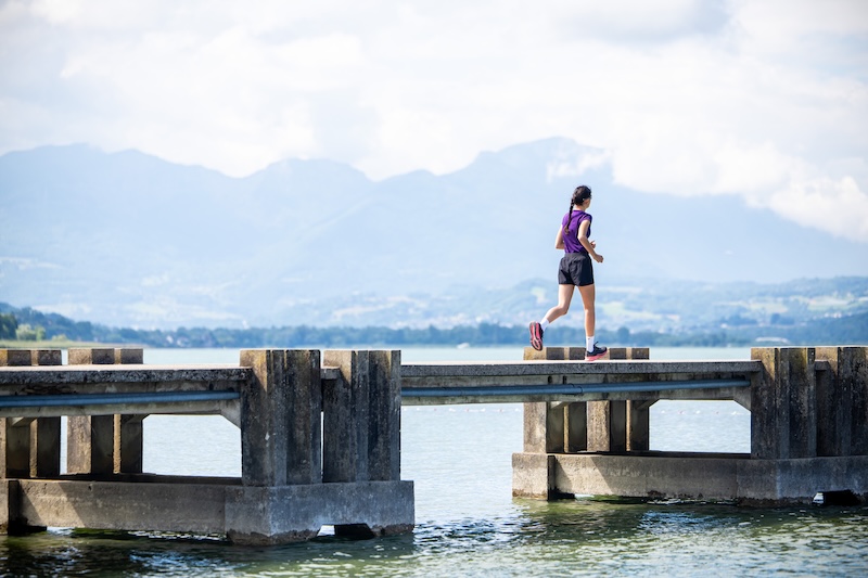 Triatleta entrenando en zona 2 para mejorar resistencia aeróbica y correr más rápido.