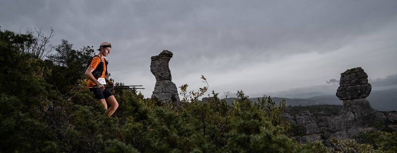 Corredores de trail en el Festival des Templiers 2024 en Millau, con rutas y preparación.