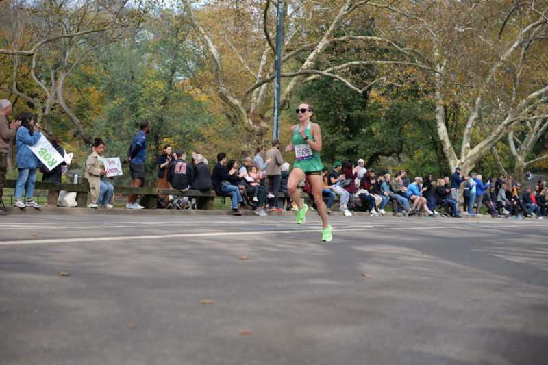 Fotos épicas de corredores en la Maratón de Nueva York 2023 con RunMotion Coach.