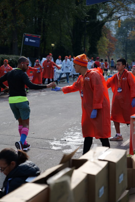 Fotos épicas del Maratón de Nueva York 2023 con corredores y RunMotion Coach en acción.