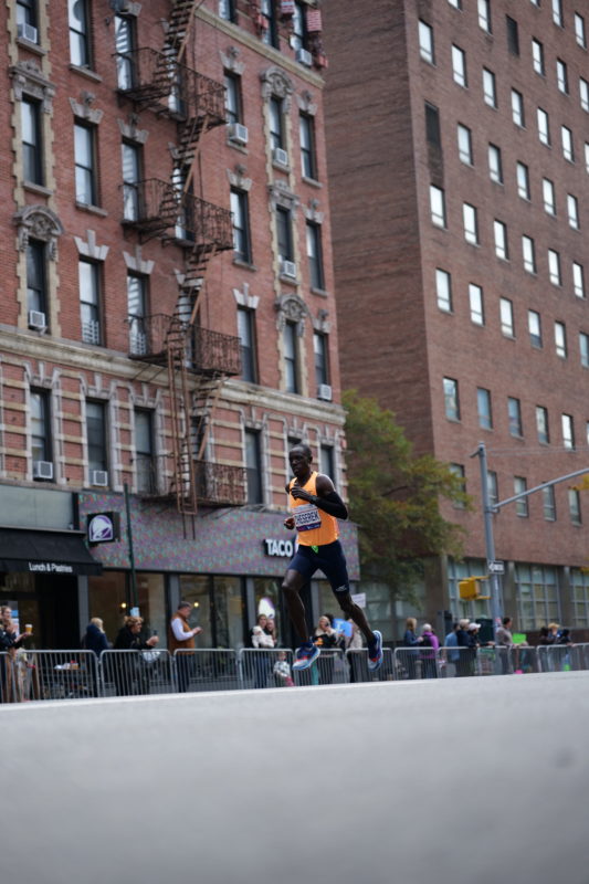Fotos épicas del Maratón de Nueva York 2023 con corredores y RunMotion Coach en acción.