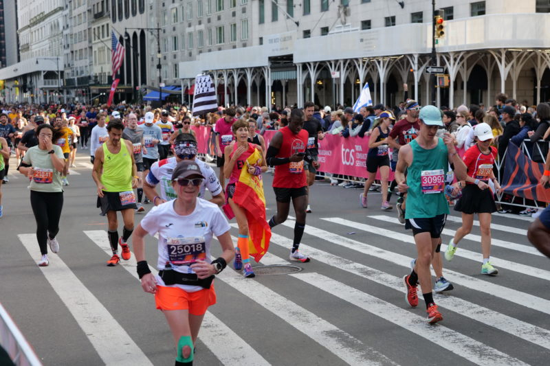Fotos épicas del Maratón de Nueva York 2023, corredores en acción con RunMotion Coach.