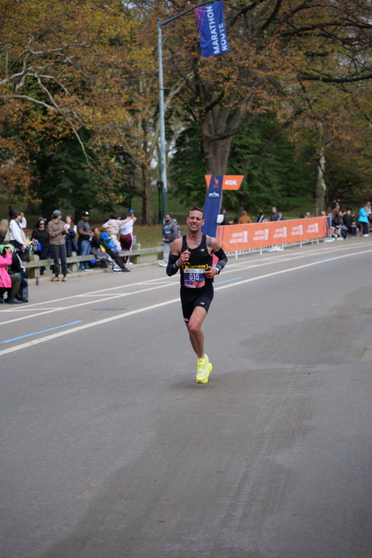 Fotos épicas del Maratón de Nueva York 2023 con corredores y RunMotion Coach en acción.