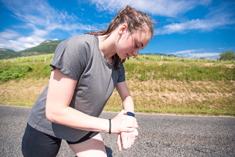 Triatleta entrenando con medidor de potencia y monitor de frecuencia cardiaca para mejorar mas rapido.