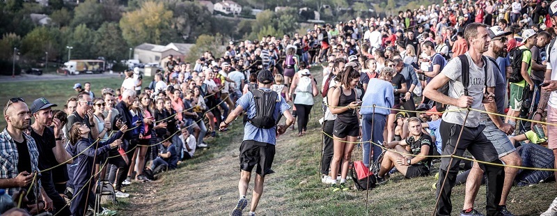 Corredor en el Gran Trail des Templiers 2024 en Millau, carrera de trail running exigente.