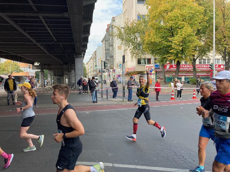 Stéphane, corredor de 52 años, celebra terminar el Maratón de Berlín en 3h52 tras empezar a correr.
