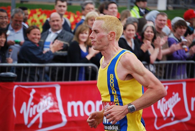 Steve Way corriendo un maratón tras su transformación, exfumador con sobrepeso a 2h15.