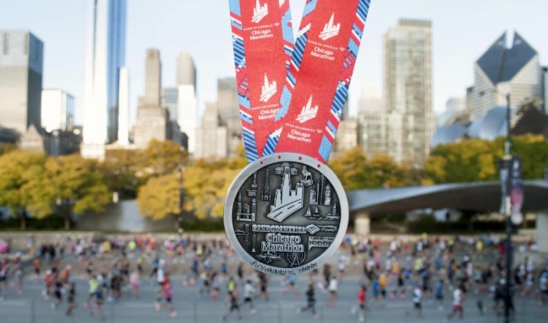 Corredor en Chicago durante el maratón, mostrando cómo inscribirse y conseguir dorsal oficial.