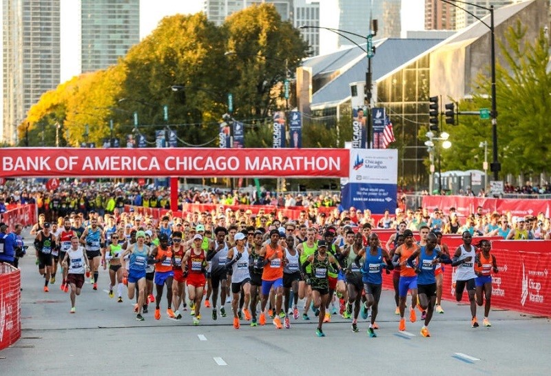 Corredores en el Maratón de Chicago en recorrido rápido, ideal para récords y conseguir dorsal.