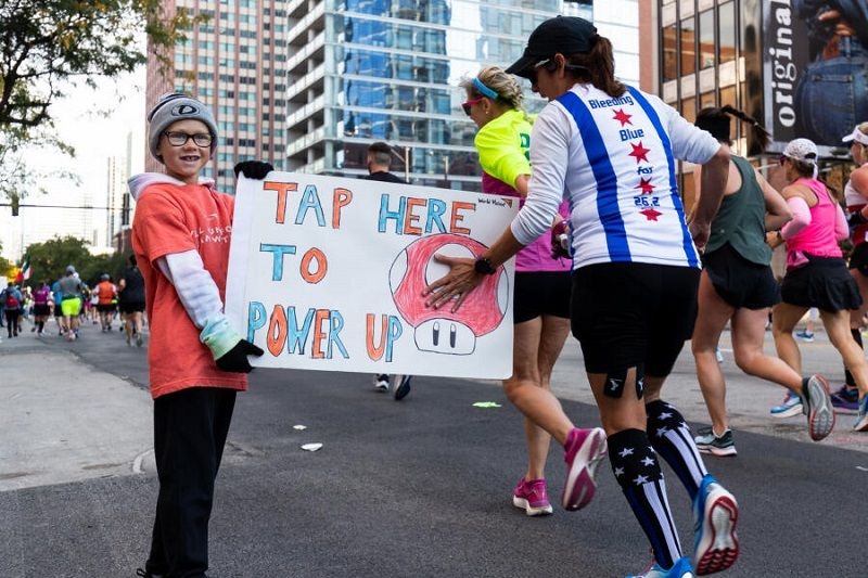 Corredores en el Maratón de Chicago, recorrido rápido y ambiente cercano, buscando récords y dorsal.