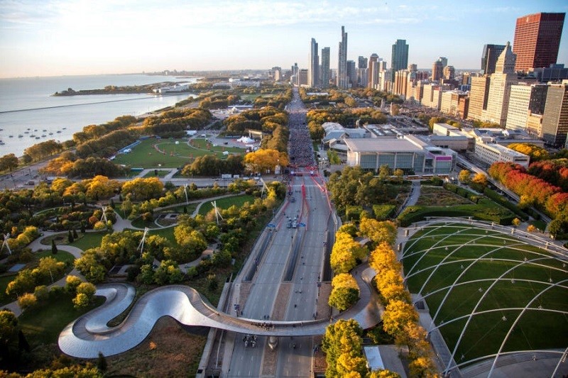 Corredores en la Maratón de Chicago en recorrido rápido, buscando récords y conseguir dorsal.