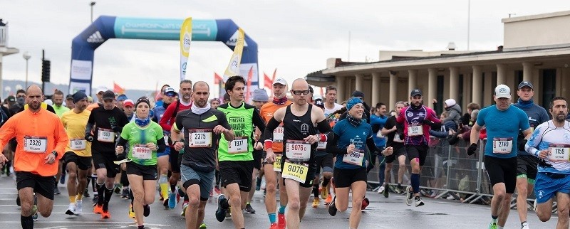 Corredores en el Maratón de Deauville, mostrando el recorrido, el ambiente y claves de entrenamiento.