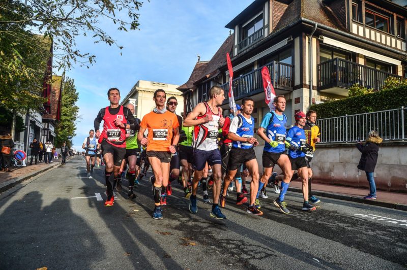 Corredores en la Maratón de Deauville, mostrando el recorrido y claves de entrenamiento running.