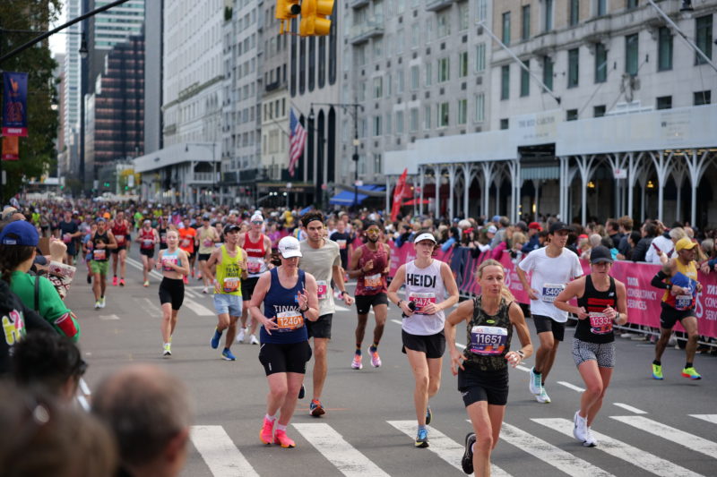 Fotos épicas del Maratón de Nueva York 2023, corredores en acción y ambiente urbano.