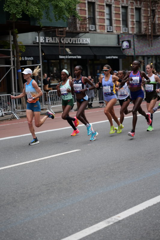 Fotos épicas del Maratón de Nueva York 2023 con corredores y RunMotion Coach en acción.