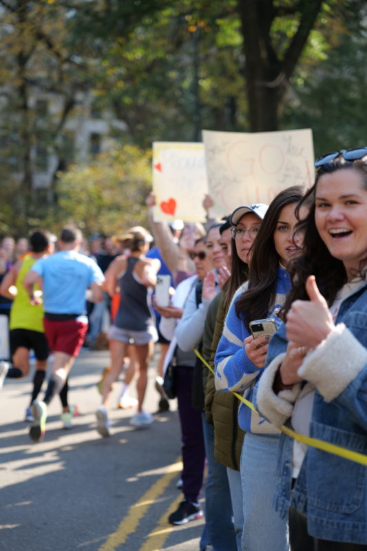 Corredores en el Maraton de Nueva York 2023, fotos epicas de running por RunMotion Coach.