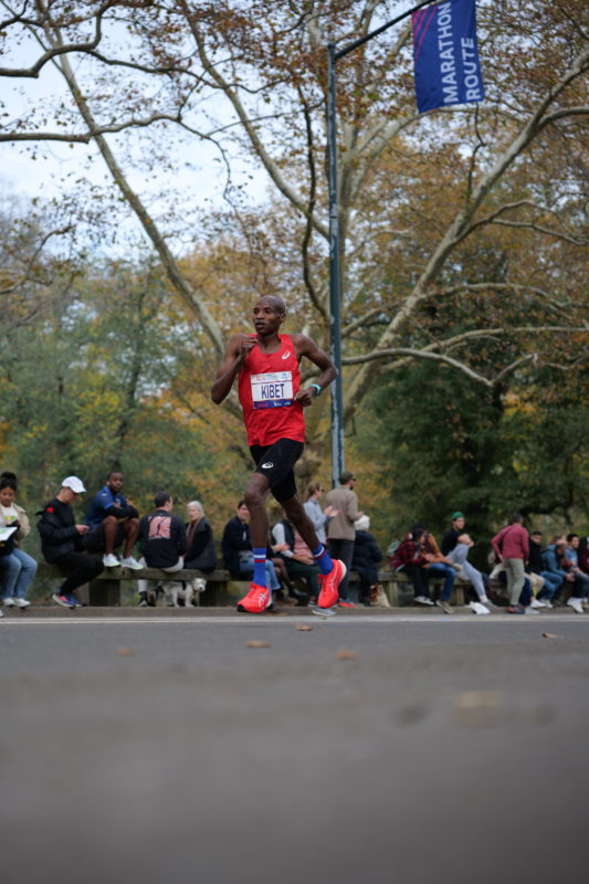 Fotos épicas del Maratón de Nueva York 2023 con corredores y RunMotion Coach en acción.