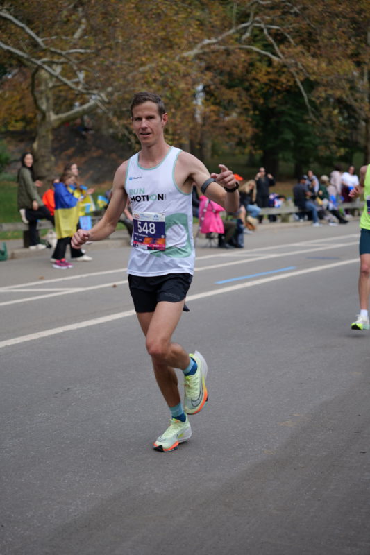 Fotos épicas del Maratón de Nueva York 2023 con corredores, ambiente urbano y RunMotion Coach.
