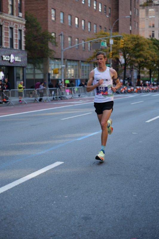 Fotos épicas del Maratón de Nueva York 2023 con corredores y RunMotion Coach en acción.