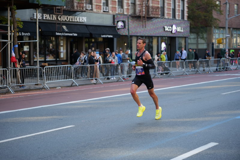 Fotos épicas del Maratón de Nueva York 2023 con corredores y RunMotion Coach en acción.