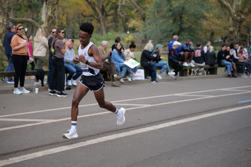 Fotos épicas del Maratón de Nueva York 2023 con corredores y RunMotion Coach en acción.